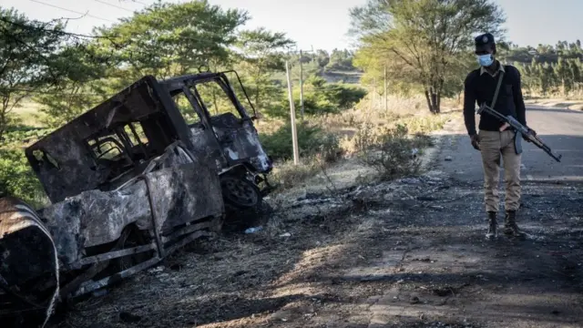 Poolisii konkolaataa waraanaa gubate cinaa dhaabbatee jiru