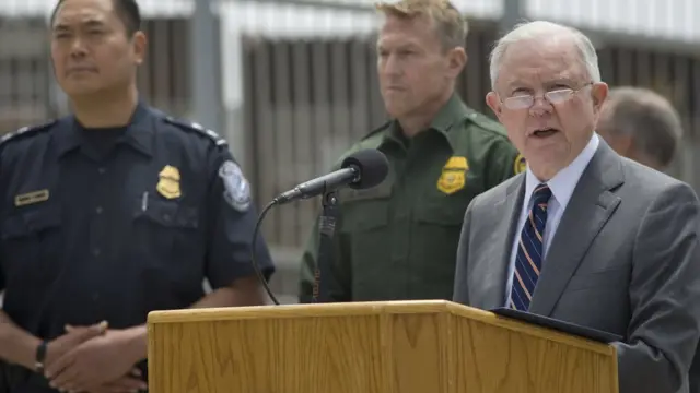 El fiscal general de Estados unidos, Jeff Sessions, en una rueda de prensa en la frontera de San Diego.