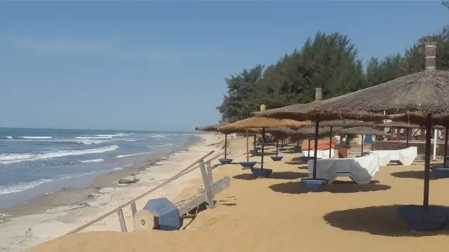 De belles plages avec du sable à l'infini. C'est l'une des images courantes du tourisme en Gambie.