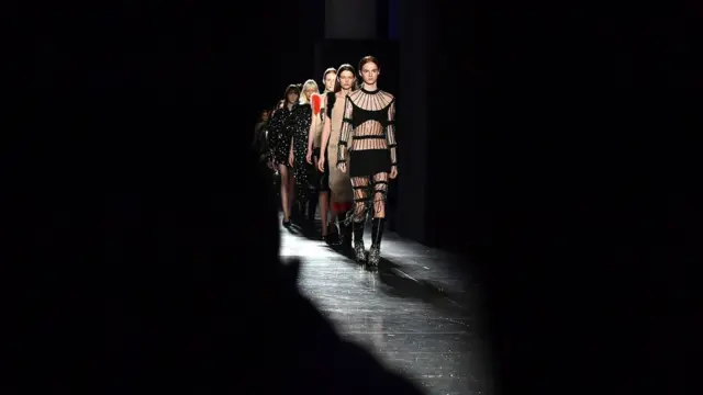 克里斯托弗·凯恩为本届时装周设计了布袋，曾经在伦敦时装周脱颖而出的新人，如今已经成为英国时装界的标致品牌之一。此次他的秀场在当代艺术气息浓厚的英国泰特美术馆。