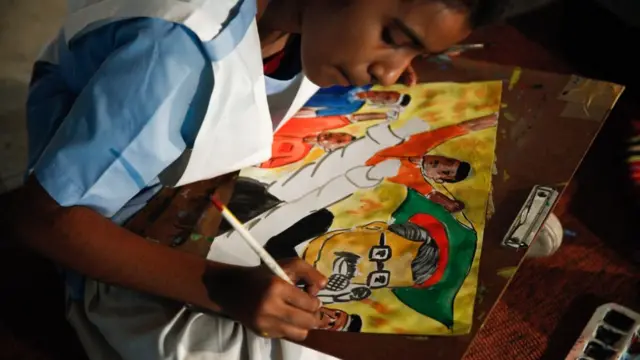 শেখ মুজিবের ছবি আঁকছে।