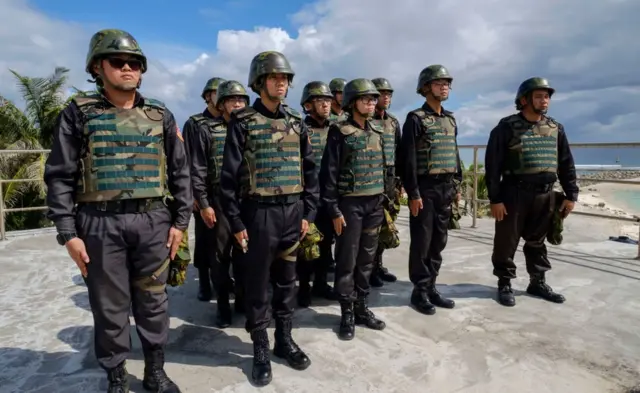 Miembros de la Guardia Costera en las disputadas islas Spratly.