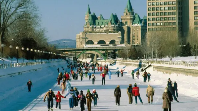 أشخاص ييستمتعون بالسير فوق الجليد