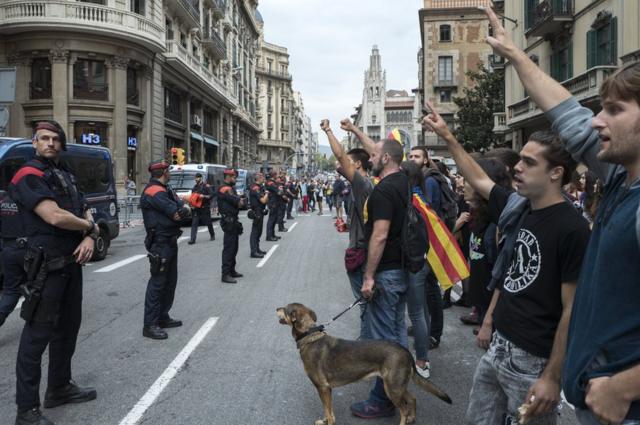 バルセロナの警察署前の道路で抗議デモを行う人々（3日）