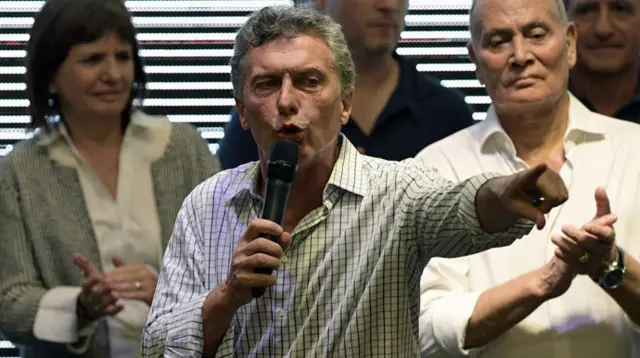 A pesar del ajuste "gradualista", Macri mantiene buenos números de aprobación gracias, en parte, al rechazo que suscita Kirchner.