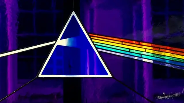 Vitral con prisma y luz refractada de Storm Thorgerson.