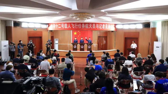 ચીન આ અંતરીક્ષ મિશનમાં સામેલ ત્રણ અવકાશયાત્રીઓના નામ ગુપ્ત રાખ્યા હતા અને લૉન્ચિંગ અગાઉ તેમના નામ જાહેર કરવામાં આવ્યા.