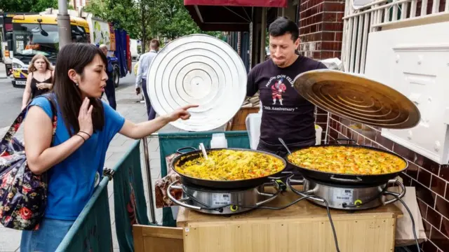 স্পেনের বিখ্যাত খাবার পায়েইয়া বিক্রি হচ্ছে পূর্ব-দক্ষিণ লন্ডনের সাদার্ক এলাকায়।