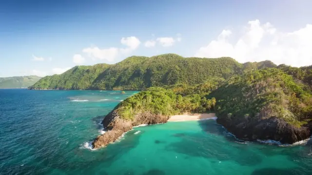 La péninsule de Samaná, qui s'avance dans l'océan Atlantique, aurait été habitée par les peuples archaïques.