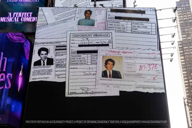 NEW YORK, NEW YORK - 23 Juli: Sebuah papan reklame di Times Square menyerukan pengungkapan Berkas Epstein pada 23 Juli 2025 di Kota New York. Jaksa Agung Pam Bondi memberi pengarahan kepada Presiden Donald Trump pada bulan Mei tentang peninjauan Departemen Kehakiman terhadap dokumen-dokumen yang terkait dengan kasus Jeffrey Epstein, dan mengatakan kepadanya bahwa namanya muncul dalam berkas tersebut. (Foto oleh 