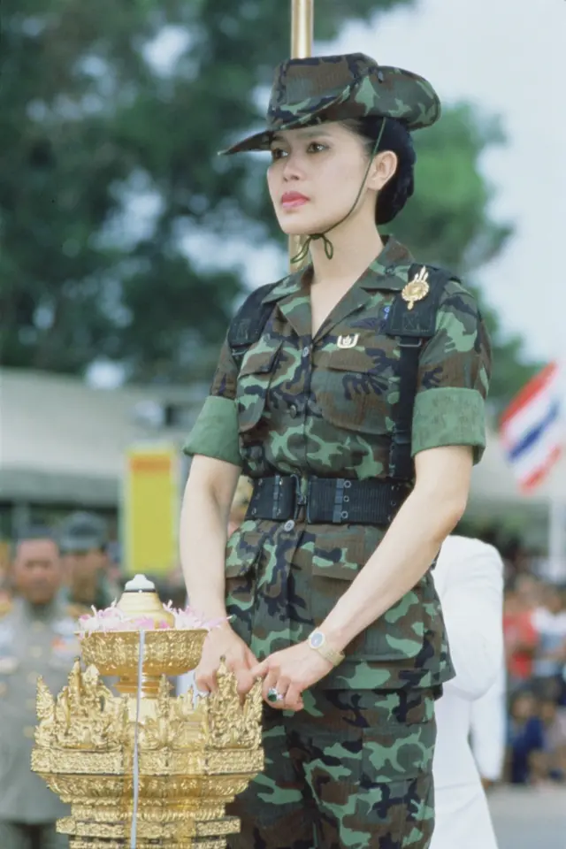 စစ်ဝတ်စုံနဲ့ တွေ့ရတဲ့ မိဖုရား သီရိခေတ်