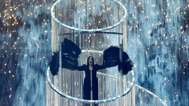 Yuval Raphael, representante de Israel, se apresenta com a música “New Day Will Rise” durante a final do Eurovision de 2025