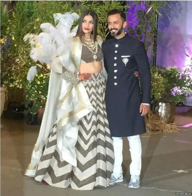 રિસેપ્શન દરમિયાન સોનમ તથા આનંદ