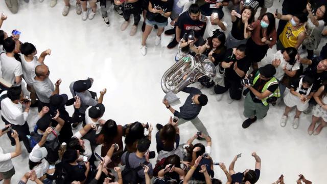 香港多個商場有示威者聚集唱《願榮光歸香港》。