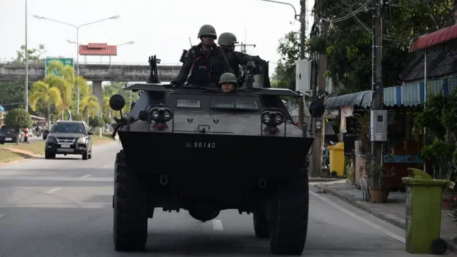 ทหารอยู่บนรถถัง