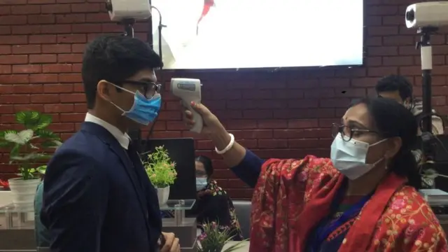 কর্মকর্তারা বলছেন, প্রত্যেক যাত্রীকে থার্মাল স্ক্যানারের ভেতর দিয়ে যেতে হচ্ছে। কারো যদি তাপমাত্রা পাওয়া যায়, তাহলে তাকে পুনরায় পরীক্ষা করা হচ্ছে।