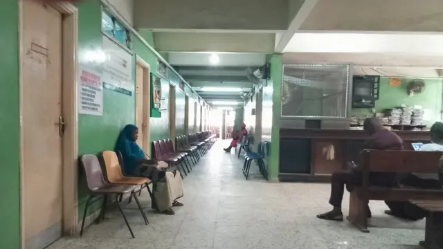 Dis na place wey patients dey sidon, but e don empty because health workers dey strike