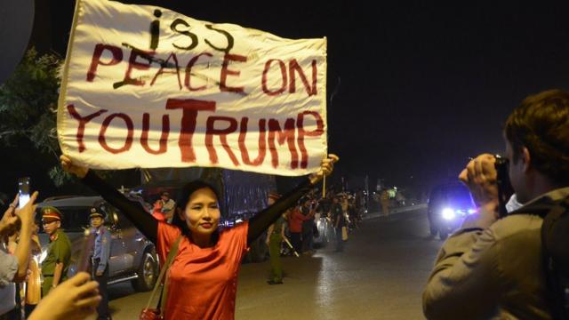 Ca sĩ Mai Khôi phản đối Tổng thống Donald Trump hôm 11/11