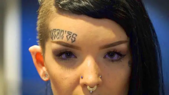 వంగవన్నె కళ్లు, కొనదేలిన చెవులు గల జెస్సికా ఫాక్స్