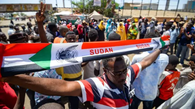 Des manifestants chantent des slogans devant le quartier général de l'armée à Khartoum, le 14 mai 2019.