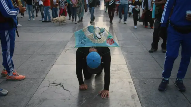 Паломник на колінах