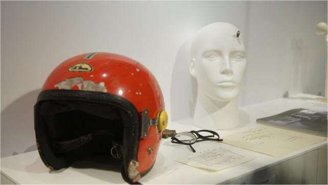 这是高中生王楠在现场中枪身亡后留下的头盔与眼镜。