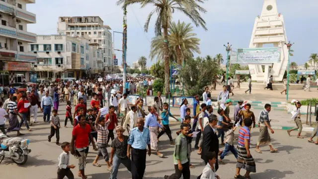 Husi yanlısı göstericiler meydanda gösteri yapıyor.