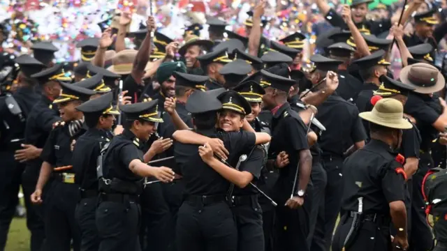 अगर महिलाएं लड़ाकू विमान उड़ा सकती हैं तो सेना की कमांड पोस्ट क्यों नहीं?