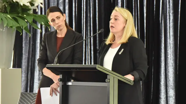 Therese Walsh (der.) y Jacinda Ardern en la conmemoración del 40 aniversario de la tragedia de monte Erebus