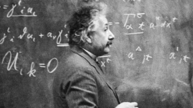 Einstein em 1931 dando uma aula em frente a um quadro-negro cheio de equações