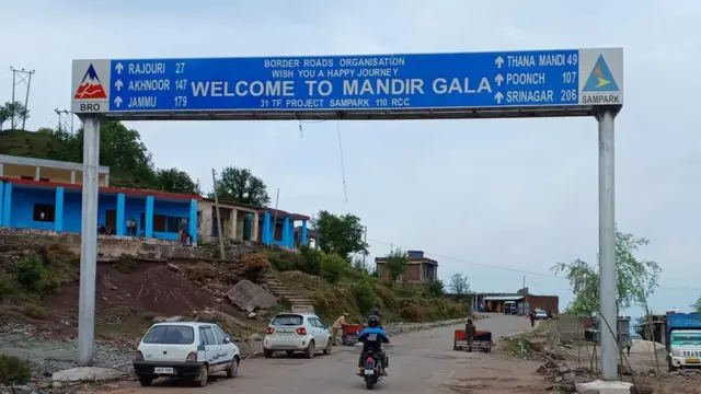 कश्मीर के ज़िलों की दूरी बताता साइनबोर्ड