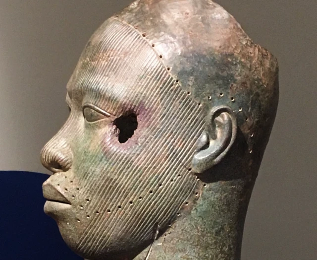 Le bronze volé d'Ife montrant le trou près de l'œil.