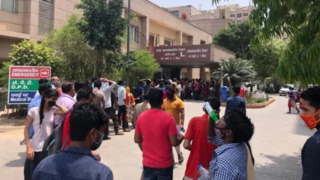 નૉઇડામાં હૉસ્પિટલની બહારની સ્થિતિ