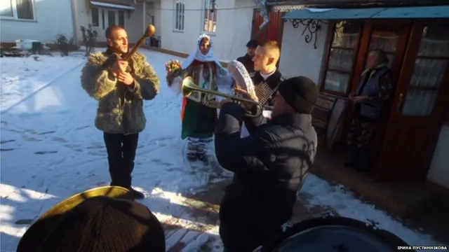 Приходять до кожної хати