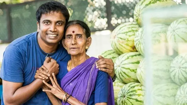 सुंदर रामू अपने इलाक़े की फल बेचने वाली एक महिला के साथ भी डेट पर गए.