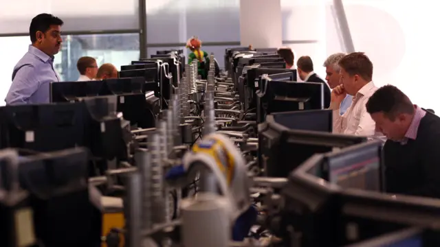 Oficina con computadoras