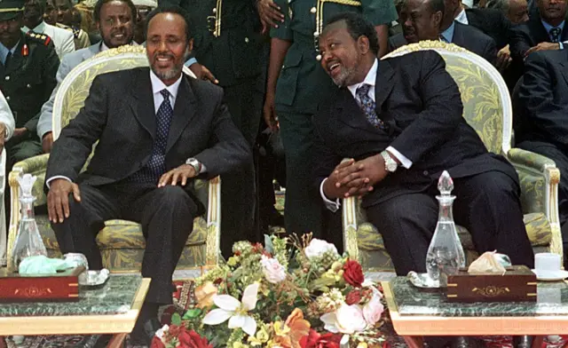 Madaxweynihi Soomaaliya C/qaasim Salaad Xasan, iyo madaxweynaha Jabuuti Ismaaciil Cumar Geelle. Carta, Jabuuti, 28-dii Agoosto 2000.