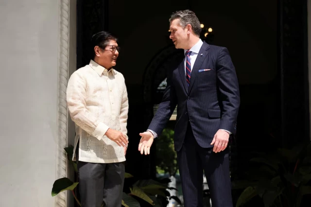 Bộ trưởng Quốc phòng Mỹ Pete Hegseth và Tổng thống Philippines Ferdinand Marcos Jr 