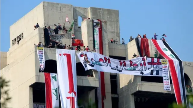 Anti-government protestors in Baghdad with banner reading: "The heroes of Iraq" (29/10/19)