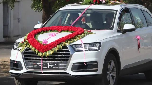 આ કારનો નંબર GJ-11 BH 1212 છે