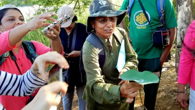 मुंबईजवळच्या जंगलांमध्ये रेनी व्यास पाना-फुलांची, मधमाशांची, फुलपाखरांची, पक्ष्यांची माहिती देतात.