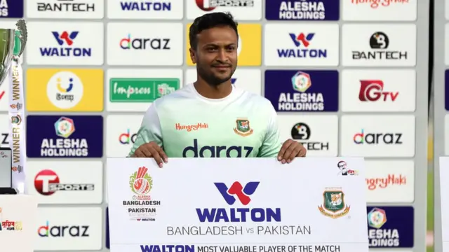 সাকিব শেষ পর্যন্ত ১৩০ বলে ৬৩ রানের ইনিংস খেলে সাজিদ খানের বলে বোল্ড হয়ে যান।