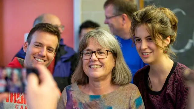 دونا ستريكلاند (وسط الصورة)