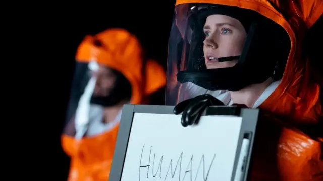 В фильме "Прибытие" Эми Адамс исполняет роль лингвиста, приглашенного американскими военными, чтобы расшифровать язык загадочных инопланетян, прибывших на Землю