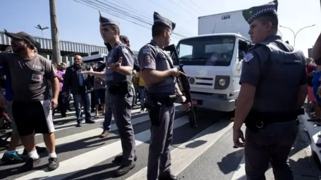 Policiais militares e manifestantes durante greve dos caminhoneiros