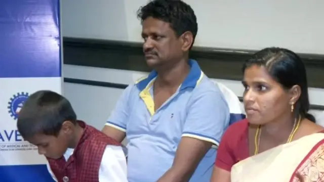 anak dengan gigi lebih dari 500 dengan orang tuanya.