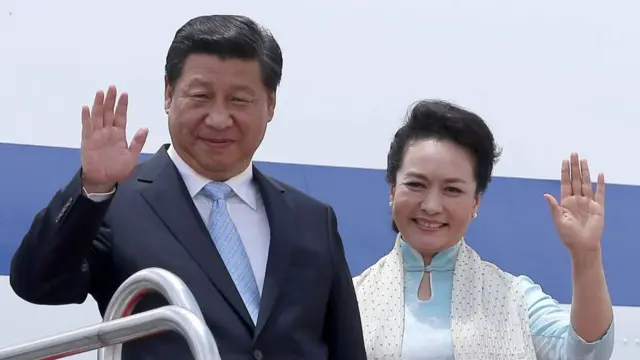 ચીનના રાષ્ટ્રપતિ પોતાનાં પત્ની સાથે જ્યારે શ્રીલંકાની મુલાકાતે ગયા હતા.