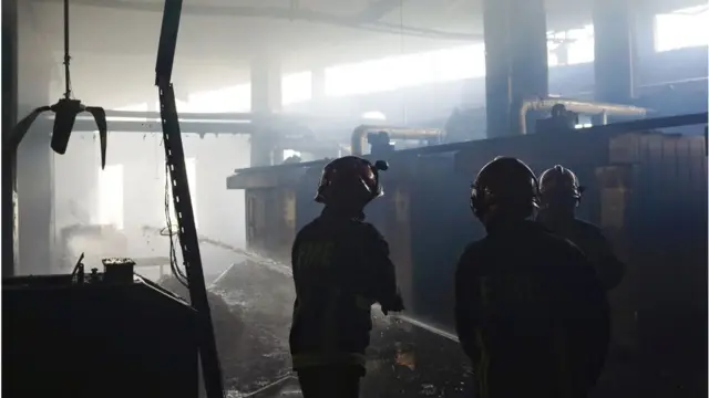 ভবনের ভিতরে উদ্ধার কাজ করছে দমকল বাহিনী