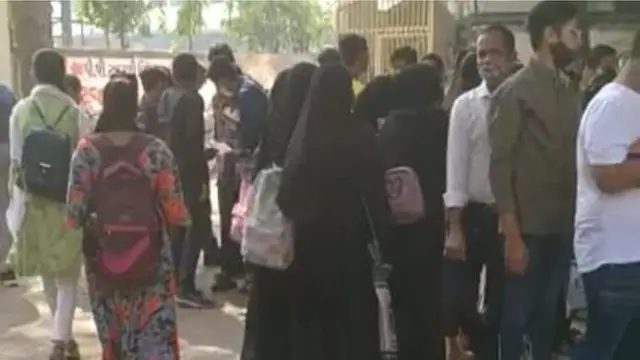 હિજાબ પહેરીને આવેલી વિદ્યાર્થિનીઓ