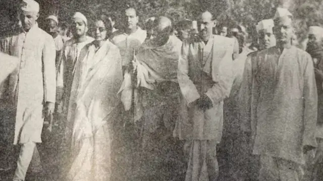 ارونا آصف علی، گاندھی اور دیگر رہنماؤں کے ہمراہ